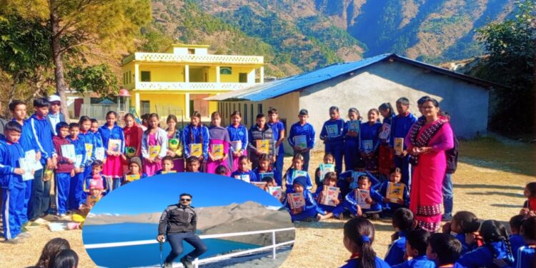 डिलाशैनीका प्रदिप जाेशीद्वारा २५ आाैँ जन्मदिवसकाे अवसरमा शैक्षिक सामग्री वितरण